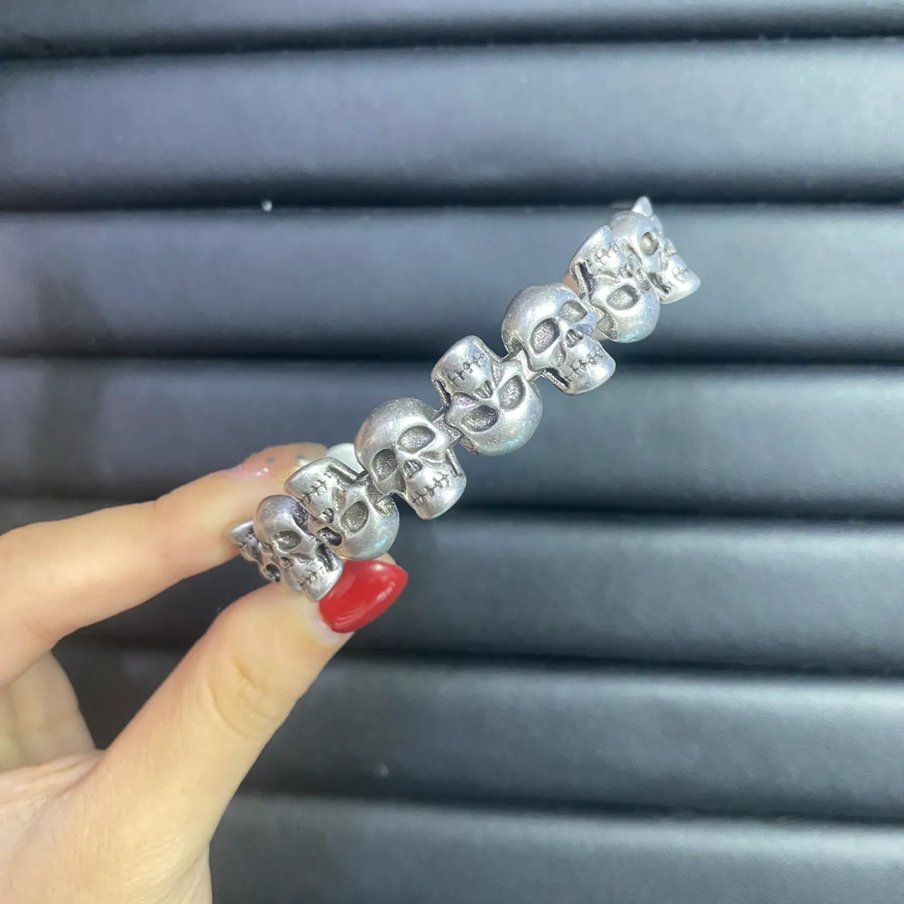Dior Pulseira Dourada Laranja com Logo de Letras Esmaltado e Com Pérolas 8