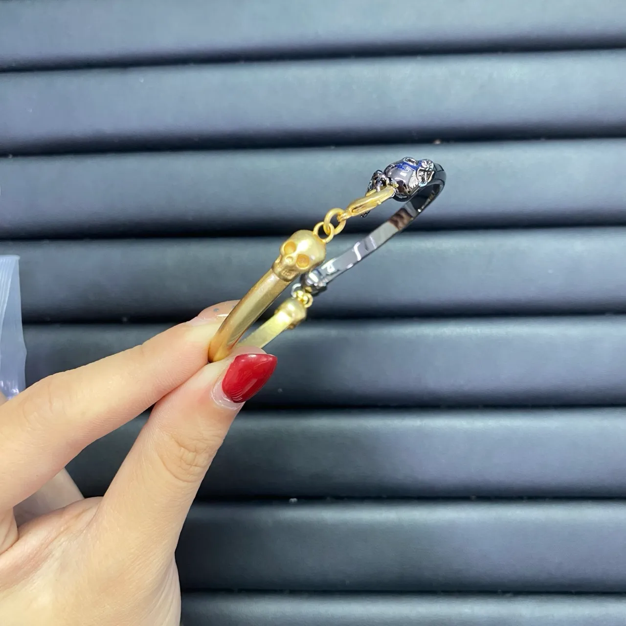 Dior Pulseira Dourada Laranja com Logo de Letras Esmaltado e Com Pérolas 12
