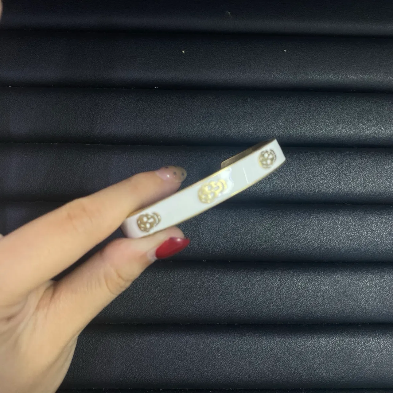 Dior Pulseira Dourada Laranja com Logo de Letras Esmaltado e Com Pérolas 13