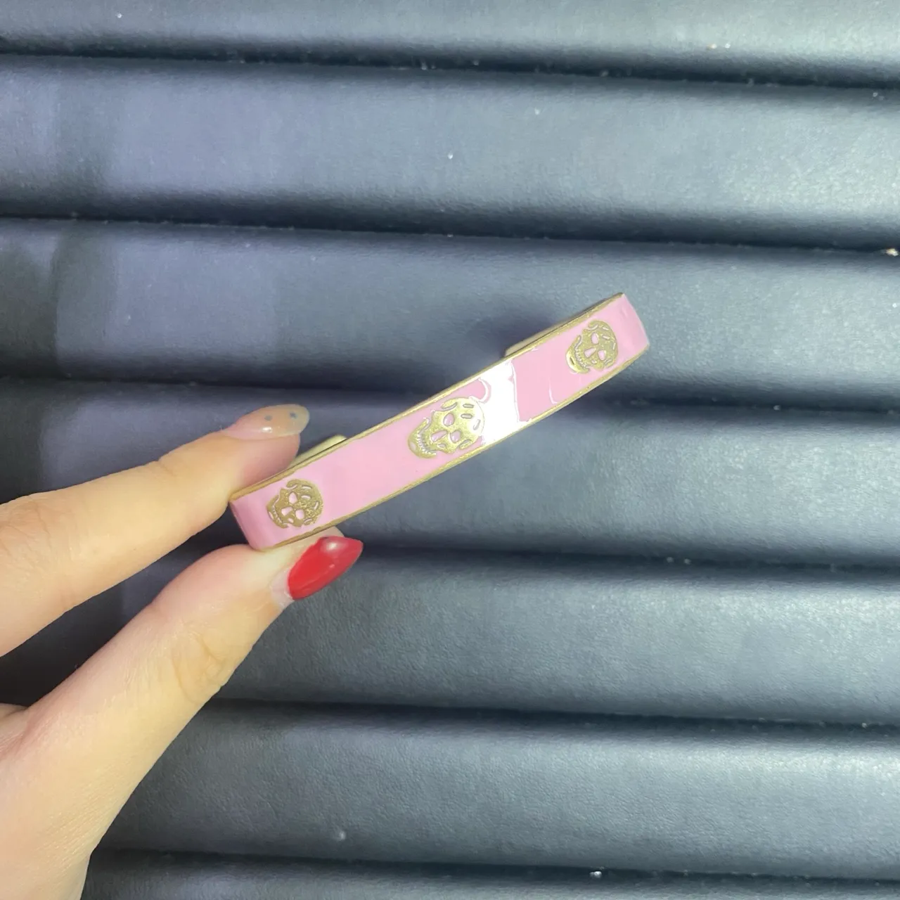 Dior Pulseira Dourada Laranja com Logo de Letras Esmaltado e Com Pérolas 14
