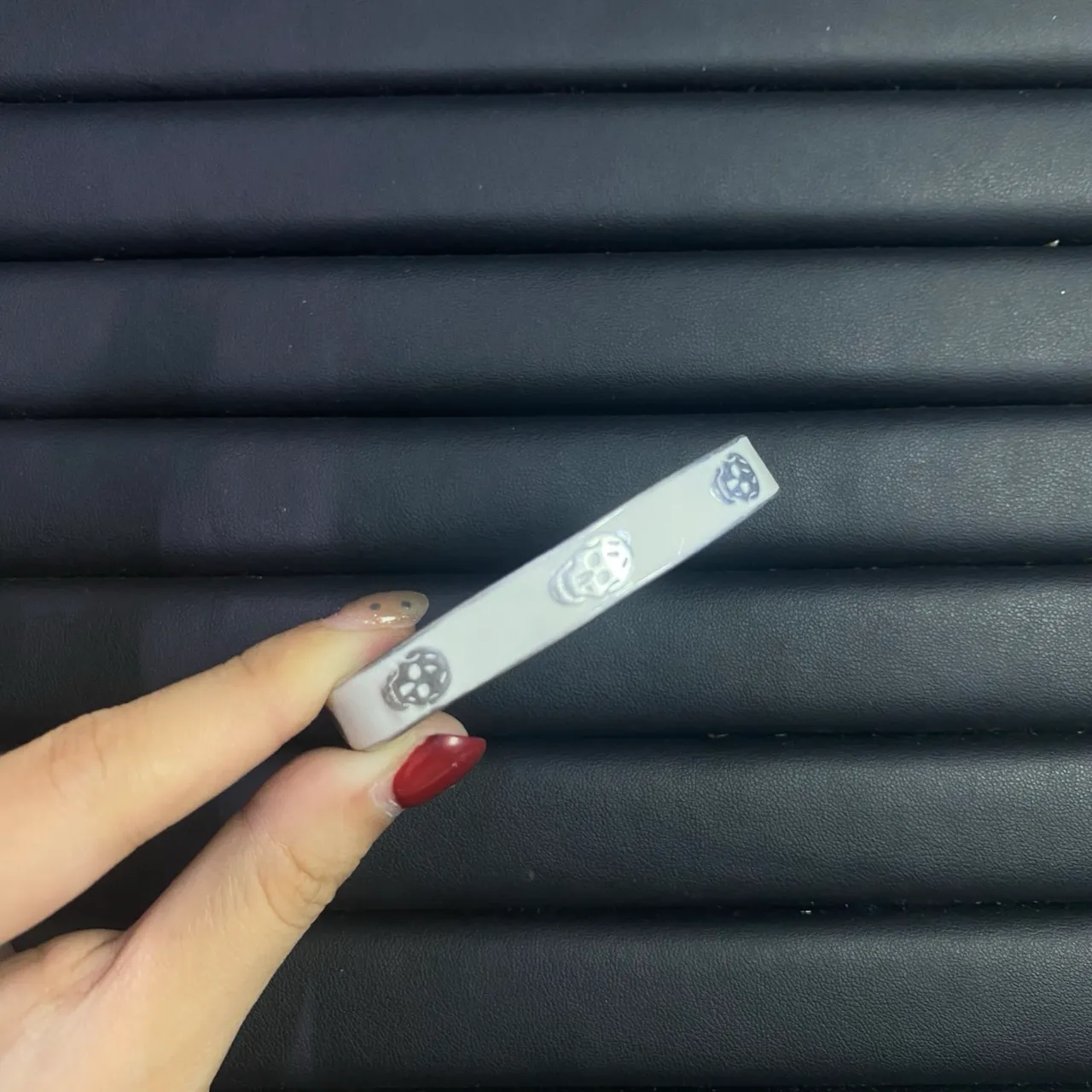 Dior Pulseira Dourada Laranja com Logo de Letras Esmaltado e Com Pérolas 15