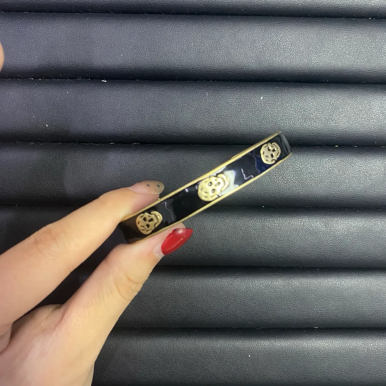 Dior Pulseira Dourada Laranja com Logo de Letras Esmaltado e Com Pérolas 16