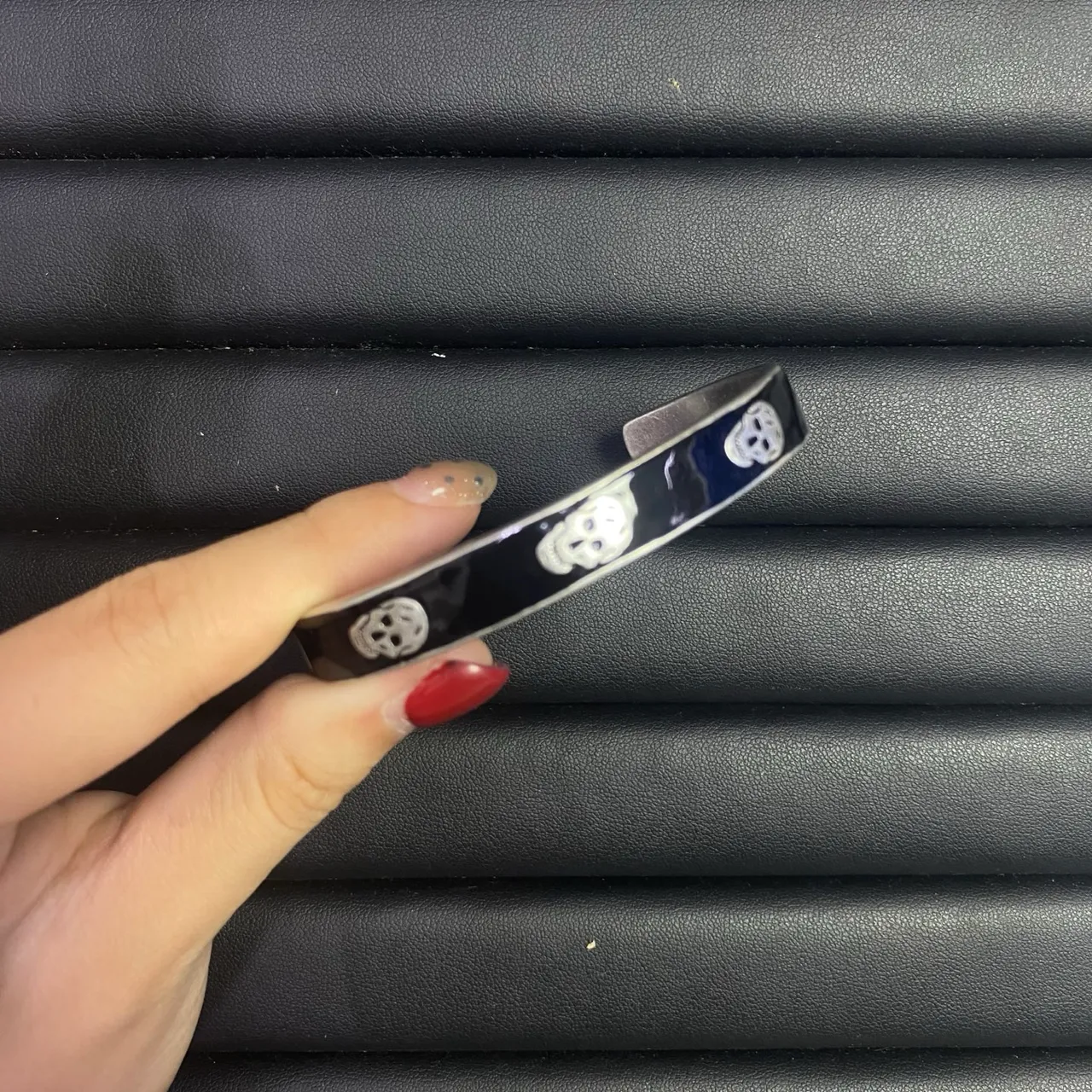 Dior Pulseira Dourada Laranja com Logo de Letras Esmaltado e Com Pérolas 17