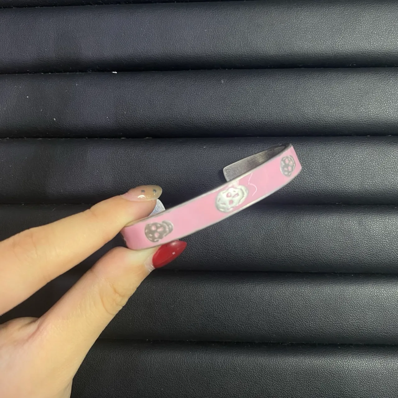 Dior Pulseira Dourada Laranja com Logo de Letras Esmaltado e Com Pérolas 18