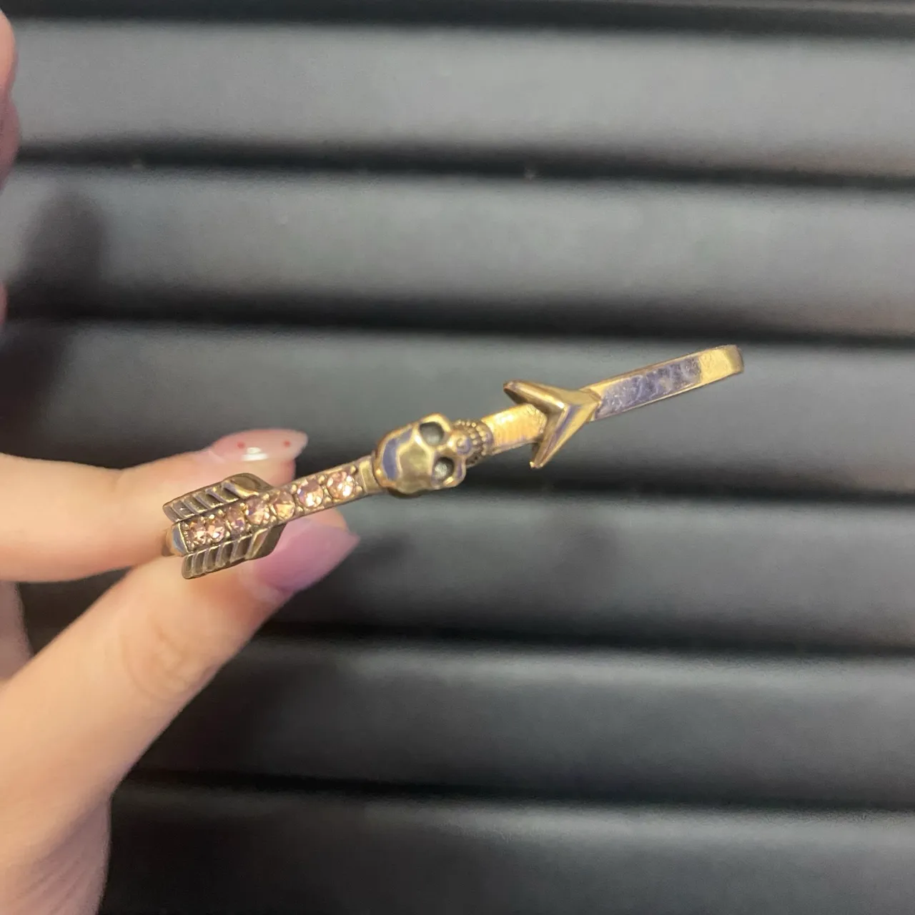 Dior Pulseira Dourada Laranja com Logo de Letras Esmaltado e Com Pérolas 19