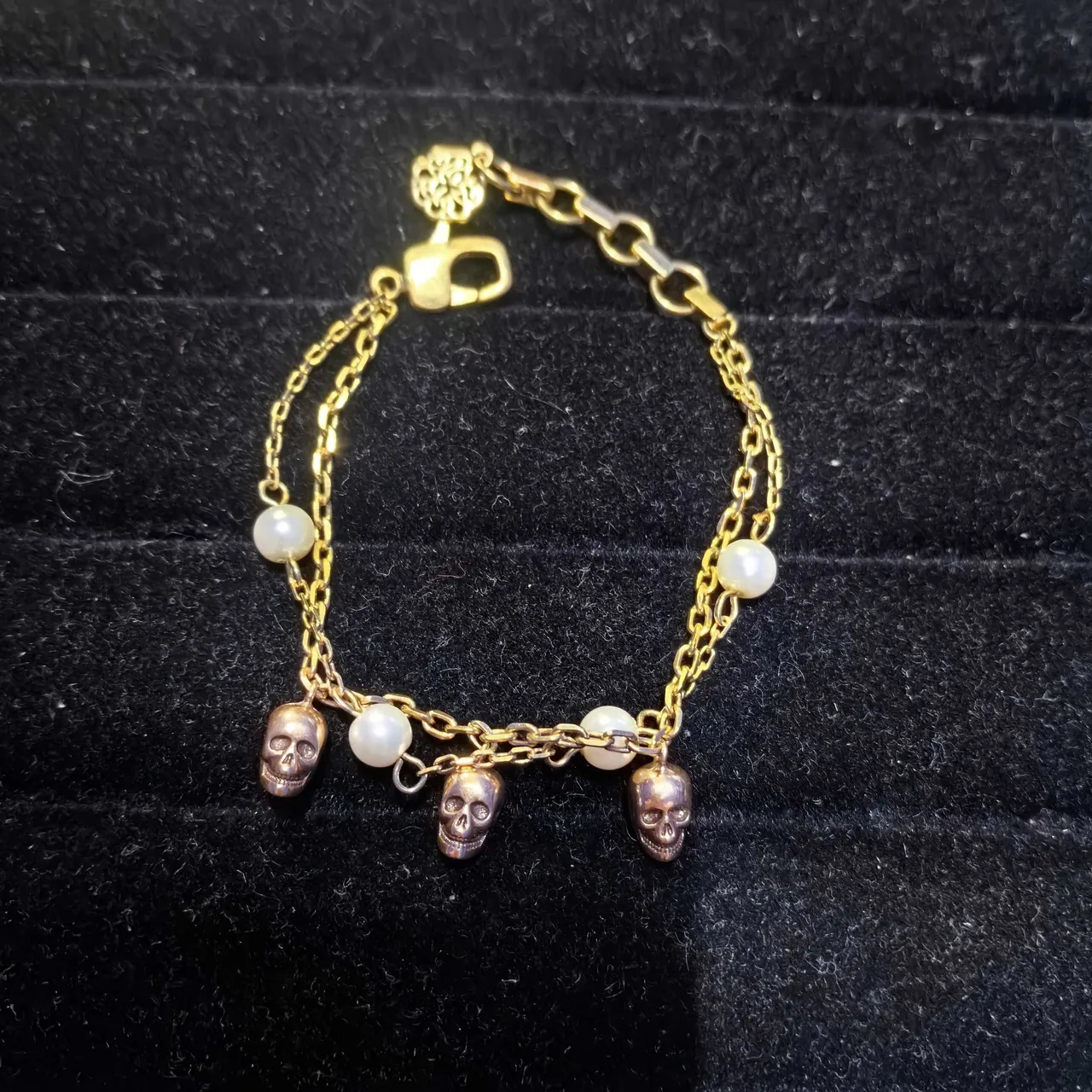 Dior Pulseira Dourada Laranja com Logo de Letras Esmaltado e Com Pérolas 21