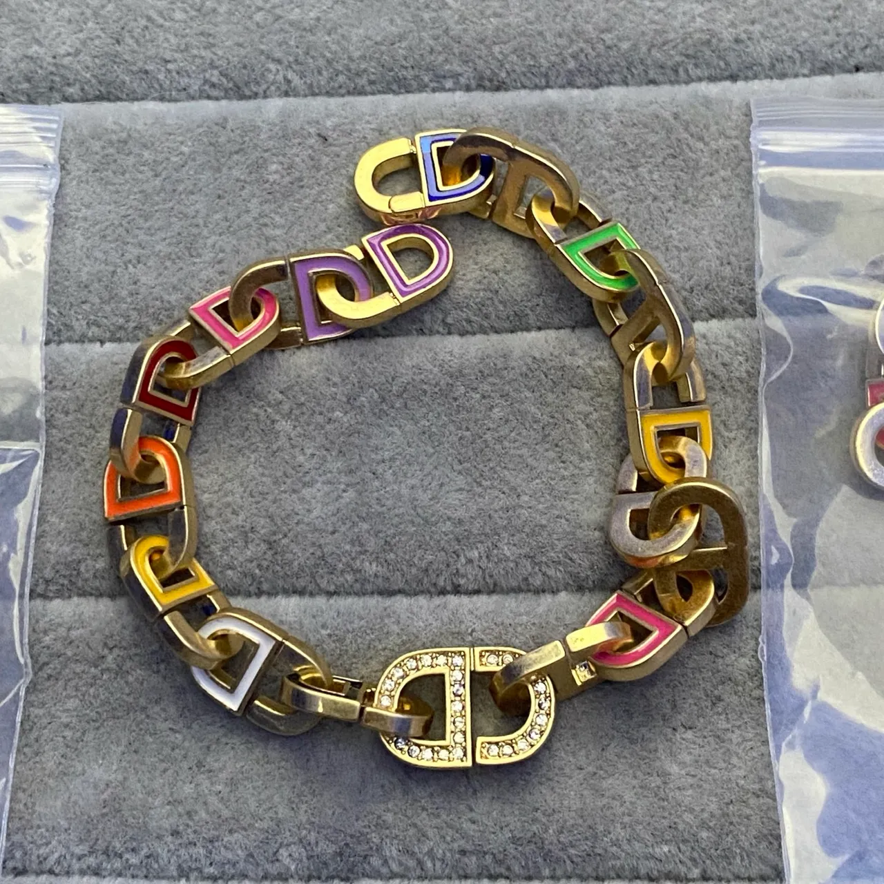 Dior Pulseira Dourada Laranja com Logo de Letras Esmaltado e Com Pérolas 22