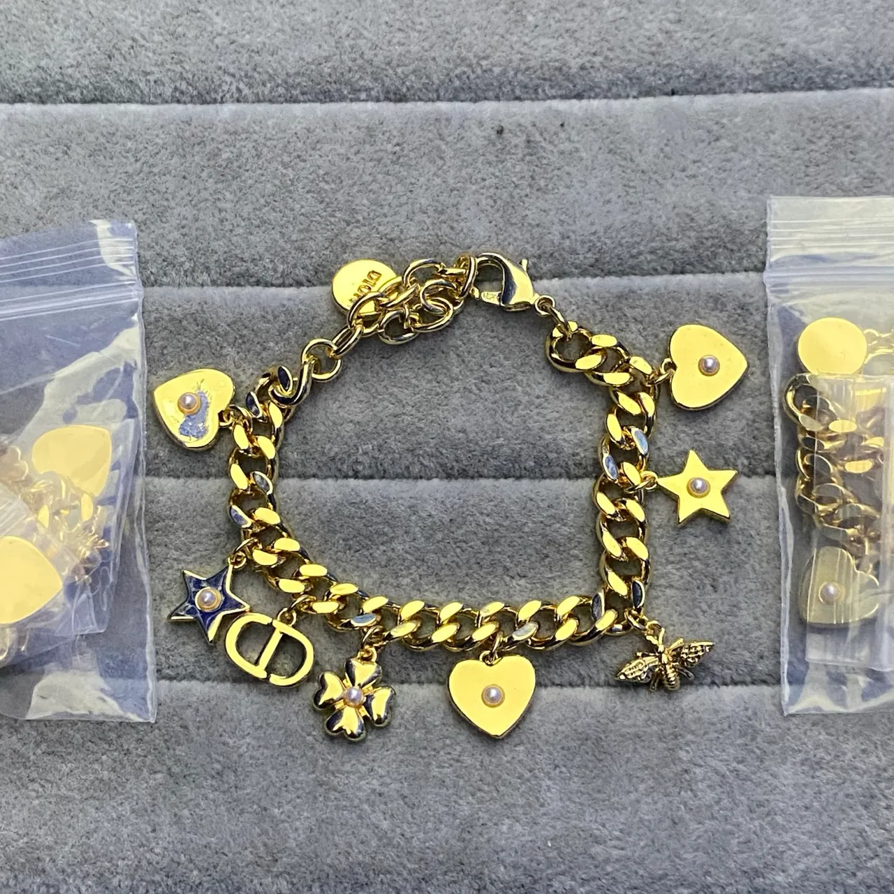 Dior Pulseira Dourada Laranja com Logo de Letras Esmaltado e Com Pérolas 23