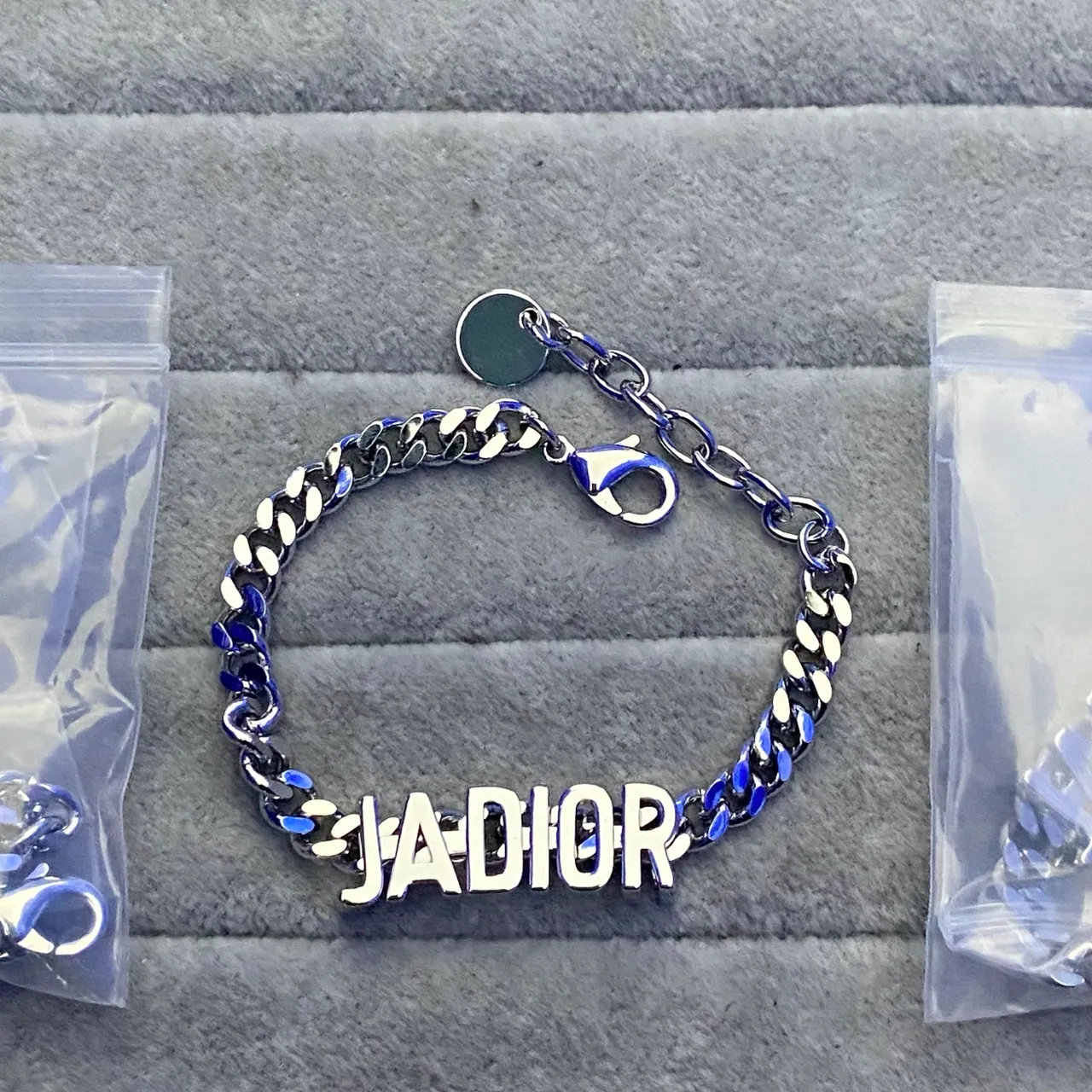 Dior Pulseira Dourada Laranja com Logo de Letras Esmaltado e Com Pérolas 24