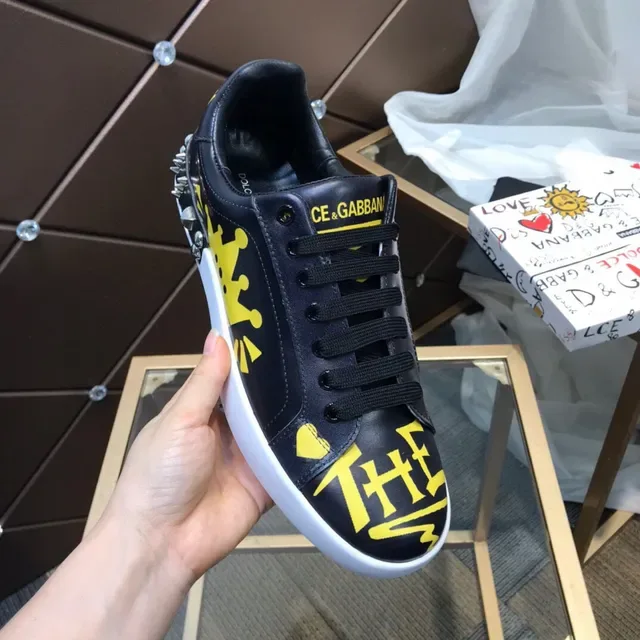 Dolce & Gabbana Graffiti-Print Sneakers Lifestyle Preto e Amarelo 2