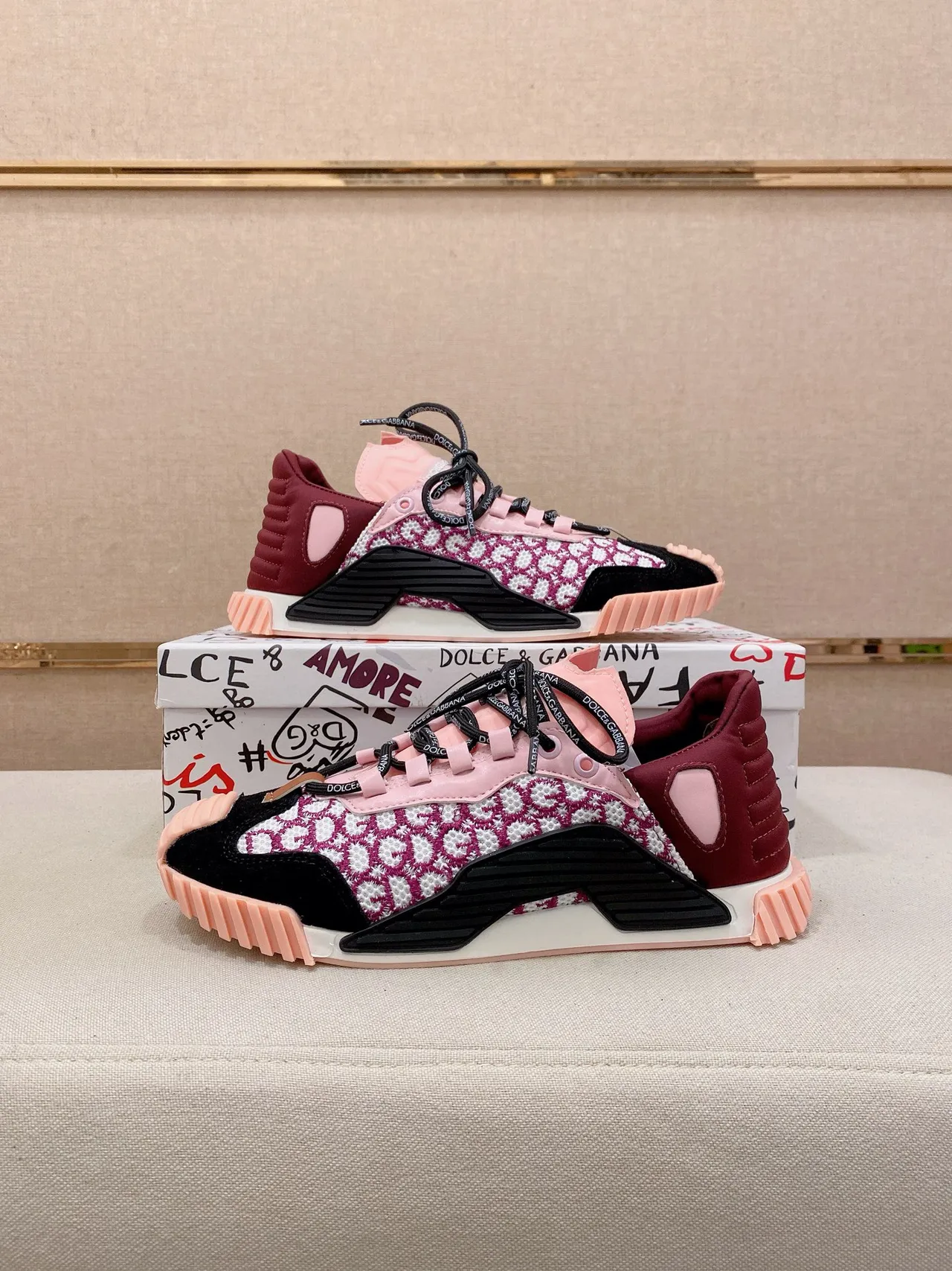 Dolce & Gabbana Rose Bordeaux Broderie Monogramme Empeigne Sculpté Semelle Intermédiaire Noire Aile Baskets Chunky 7