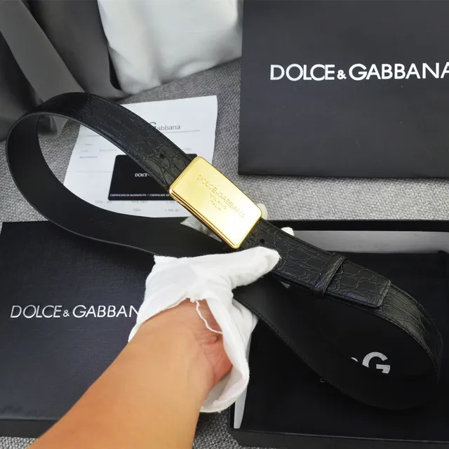 Dolce & Gabbana Portofino Ceinture en cuir avec boucle plaque rectangulaire noire et dorée avec texture crocodile embossée 4