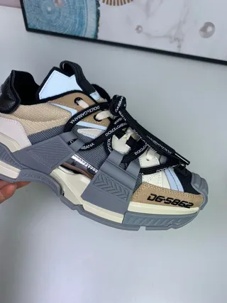 Dolce & Gabbana Runner Beige Black Construção de Tiras em Camadas Parte Superior de Múltiplos Materiais Tênis Chunky 9