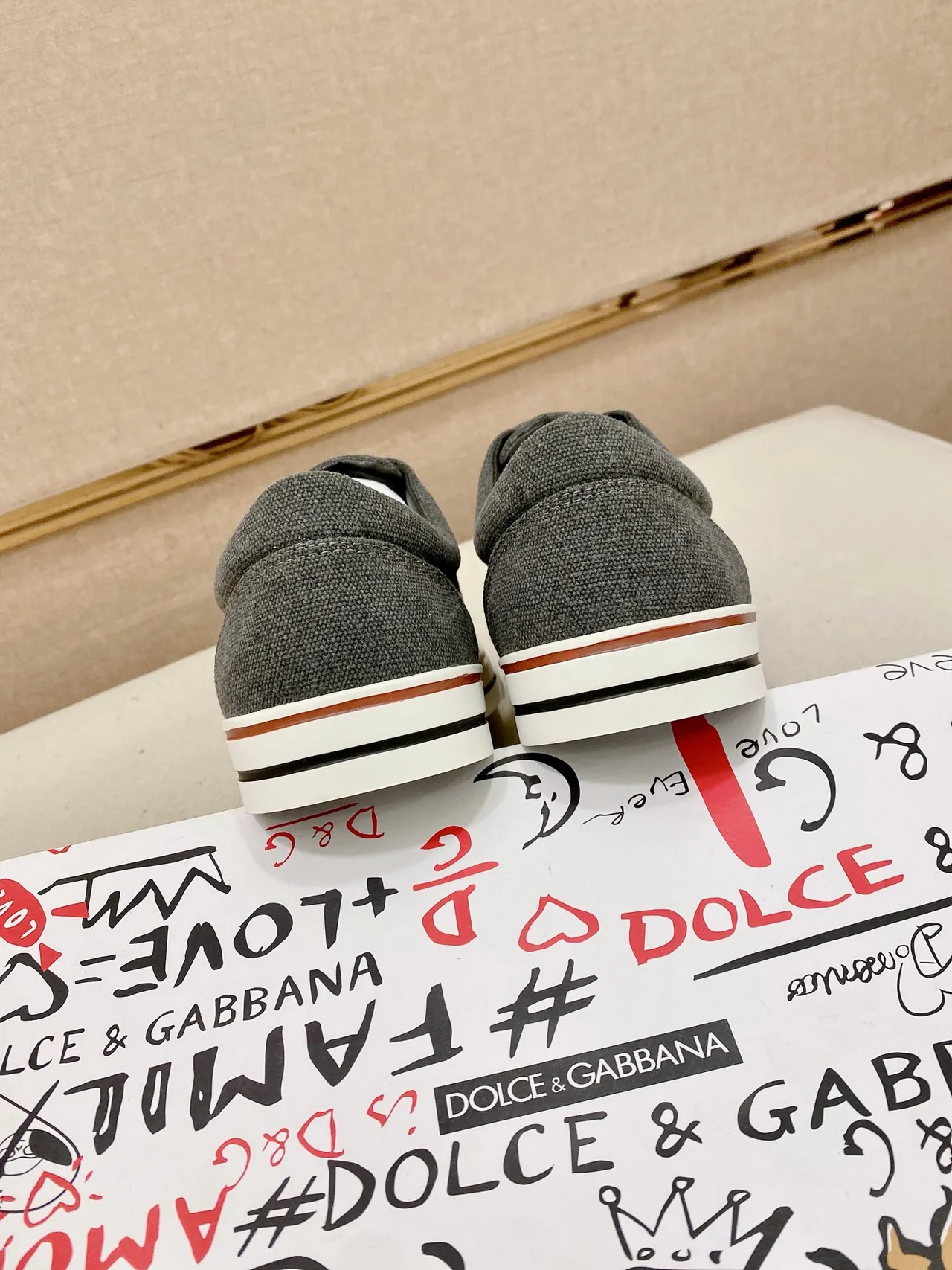 Dolce & Gabbana حذاء رياضي رمادي وبني من الكانفاس ستايل حياة 3