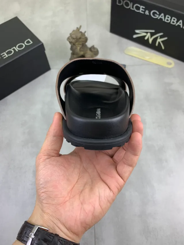 Dolce & Gabbana Portofino Sandálias casuais de couro texturizado com duas tiras deslizantes bege preto 3