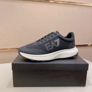 Emporio Armani Baskets Lifestyle Noires Blanches à bout bas avec upper panelé