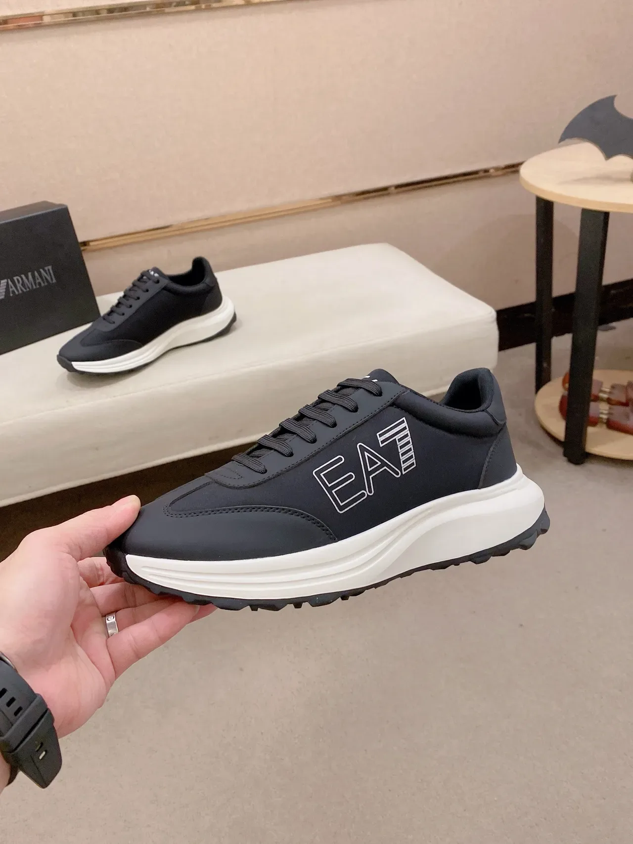 Emporio Armani Baskets Lifestyle Noires Blanches à bout bas avec upper panelé 3