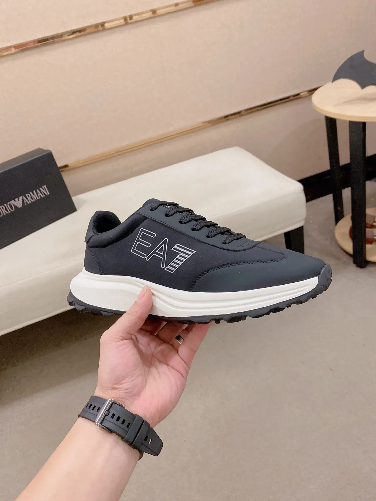Emporio Armani Baskets Lifestyle Noires Blanches à bout bas avec upper panelé 4