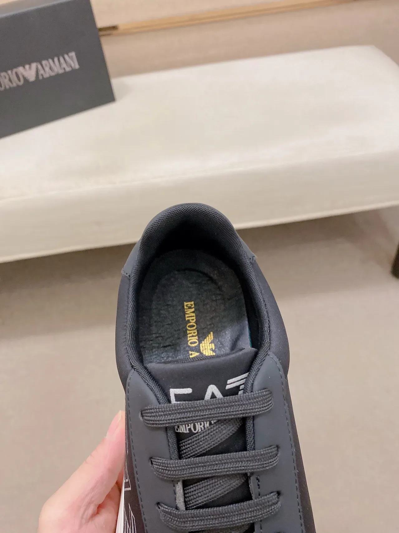 Emporio Armani Baskets Lifestyle Noires Blanches à bout bas avec upper panelé 6