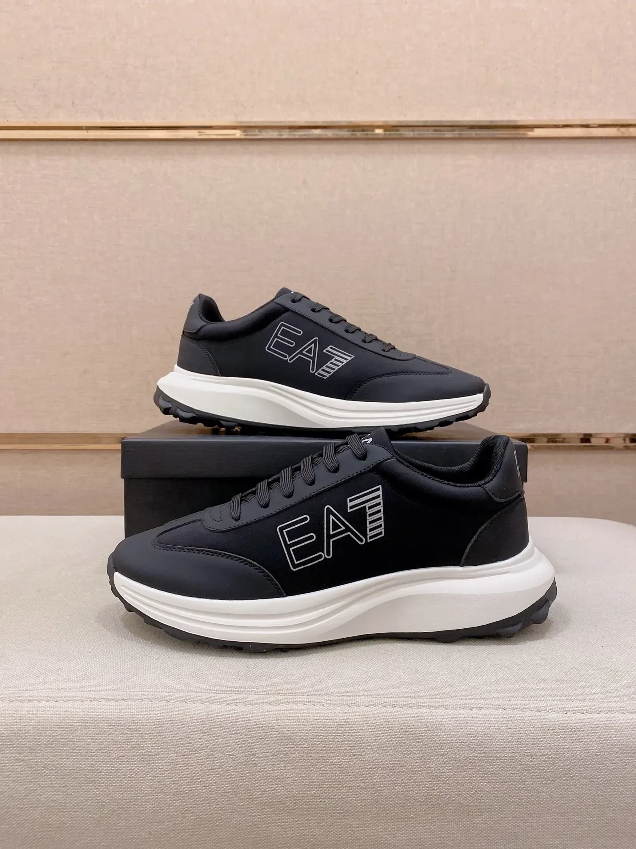 Emporio Armani Baskets Lifestyle Noires Blanches à bout bas avec upper panelé 7