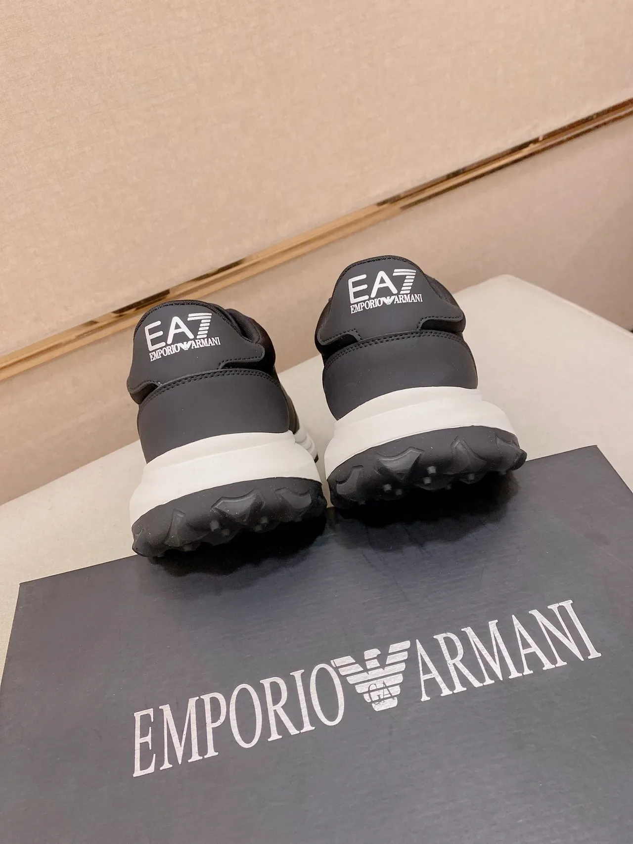 Emporio Armani Baskets Lifestyle Noires Blanches à bout bas avec upper panelé 8