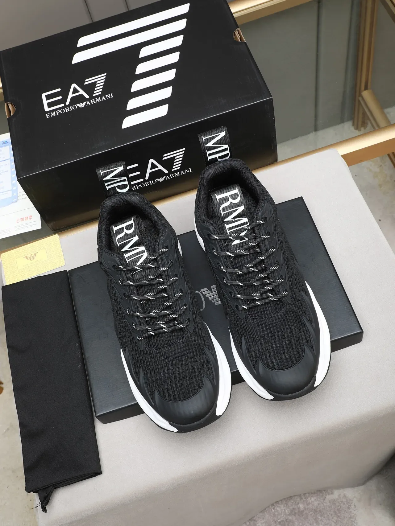 Emporio Armani EA7 Chaussure Lifestyle Tricotée Noire et Blanche 2