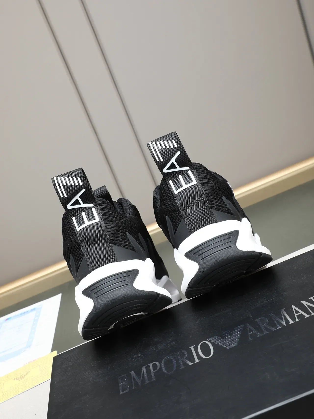 Emporio Armani EA7 Chaussure Lifestyle Tricotée Noire et Blanche 3