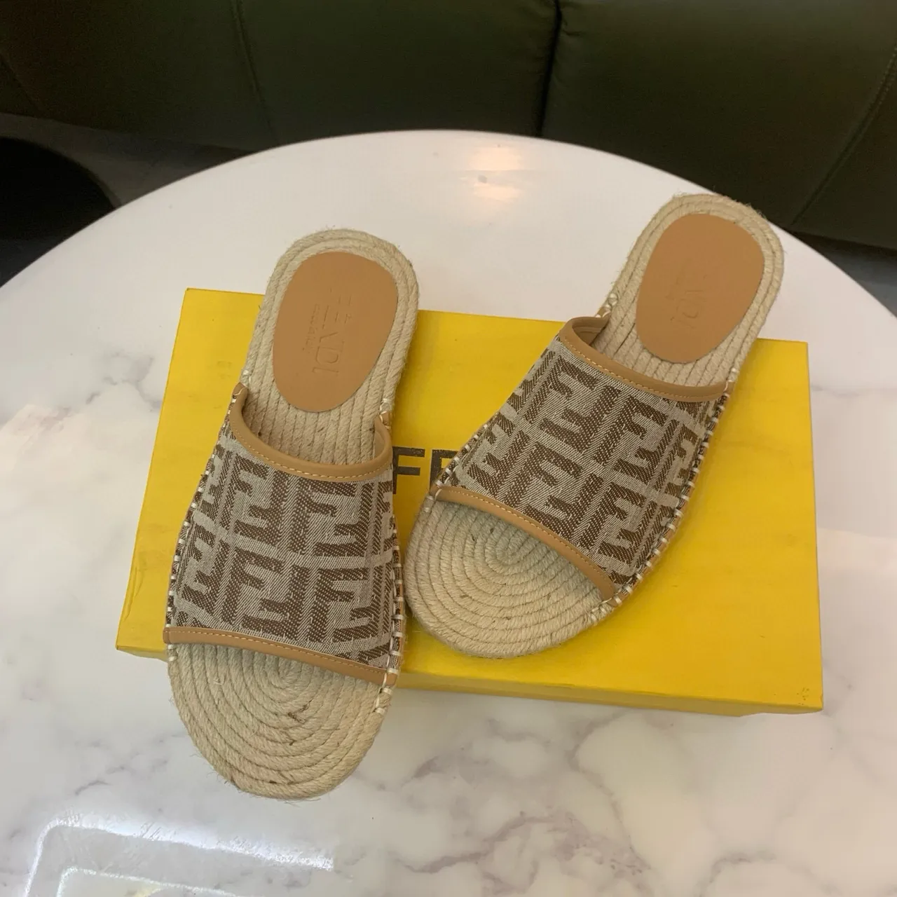 Fendi beige marron monogrammées bretelles de tissu semelle en jute tressée sandales 4