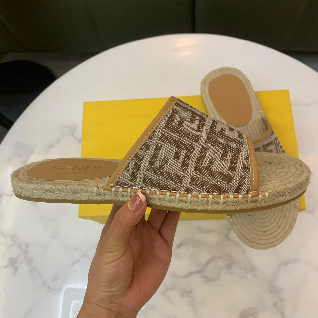 Fendi beige marron monogrammées bretelles de tissu semelle en jute tressée sandales 6