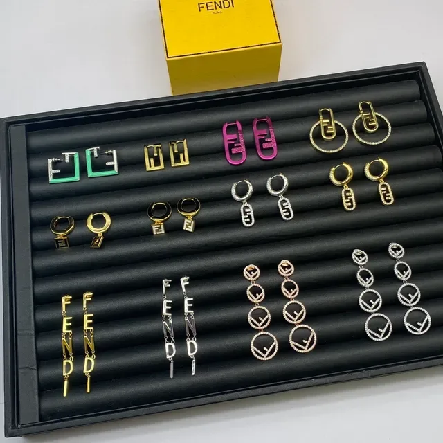 Fendi FF Boucles d'oreilles à anneau et clou avec motif logo en or et argent 2