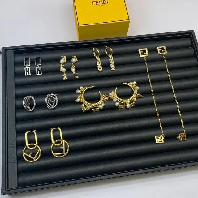 Fendi FF Boucles d'oreilles à anneau et clou avec motif logo en or et argent 3