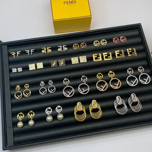 Fendi FF Boucles d'oreilles à anneau et clou avec motif logo en or et argent 4