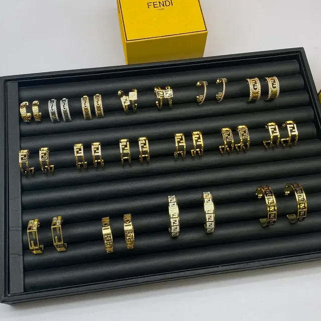Fendi FF Boucles d'oreilles à anneau et clou avec motif logo en or et argent 5