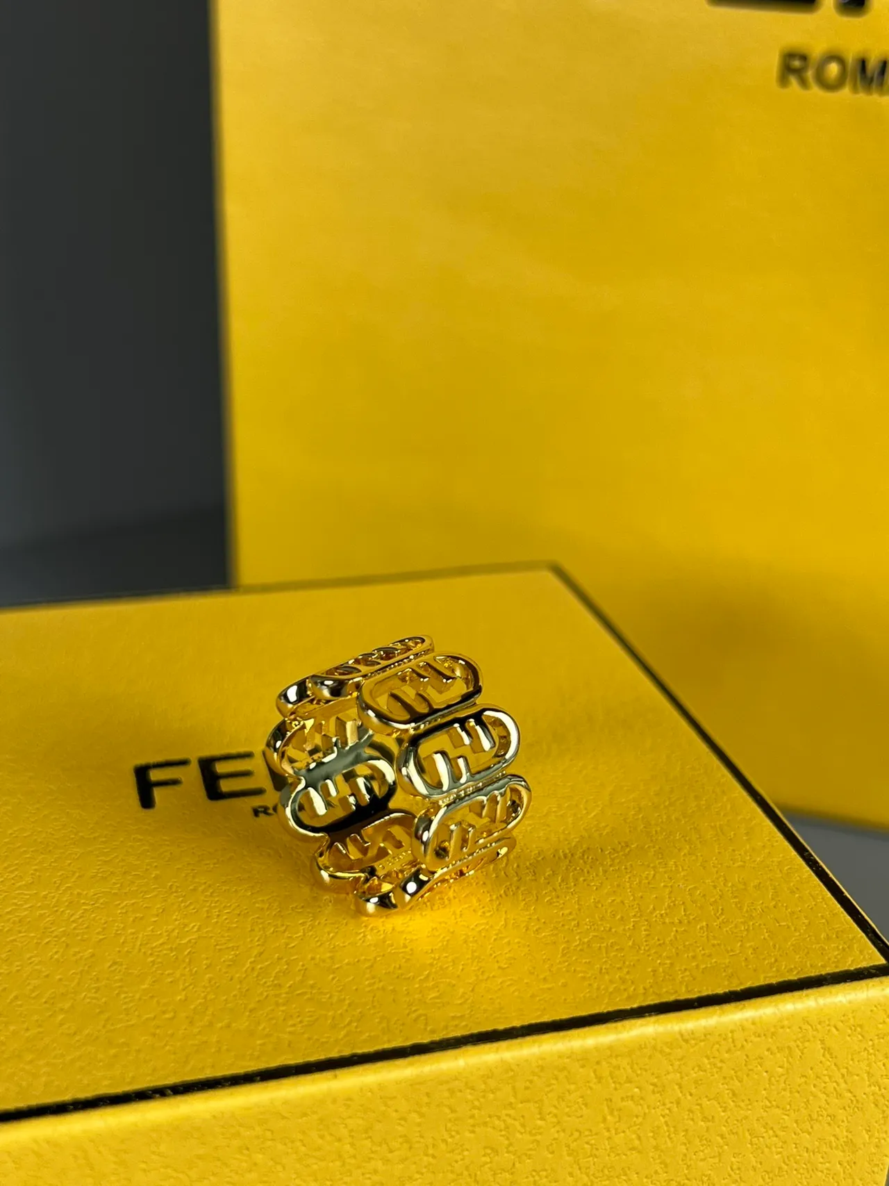 Fendi FF حلقة ذهبية نطاق واسع 6
