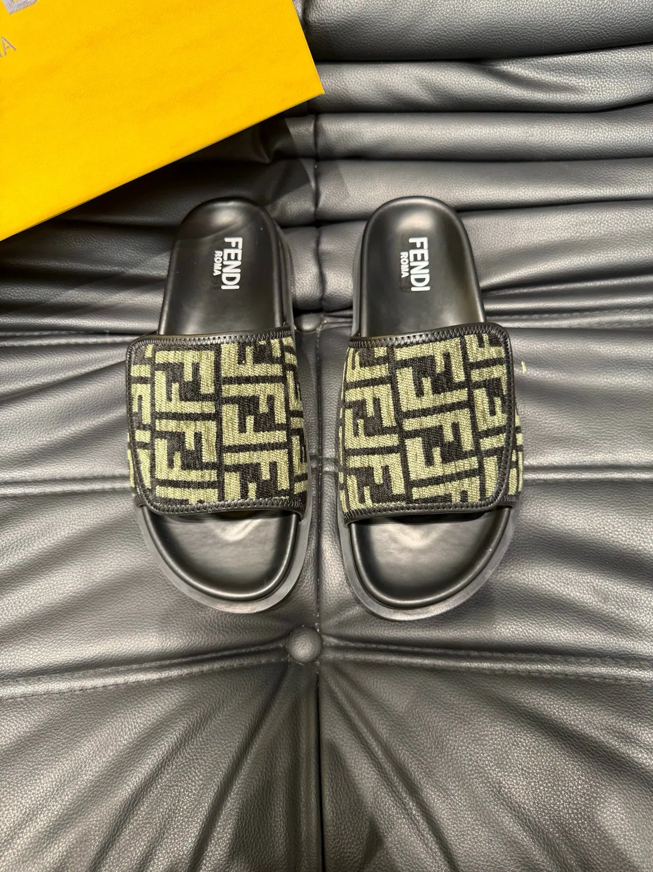 Fendi FF Slide Negro y Verde Oliva Monogram Chanclas 2