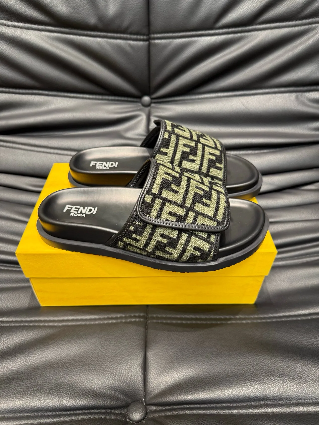Fendi FF Slide Negro y Verde Oliva Monogram Chanclas 4