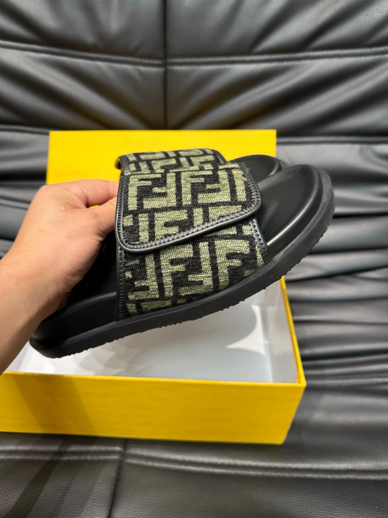 Fendi FF Slide Negro y Verde Oliva Monogram Chanclas 6
