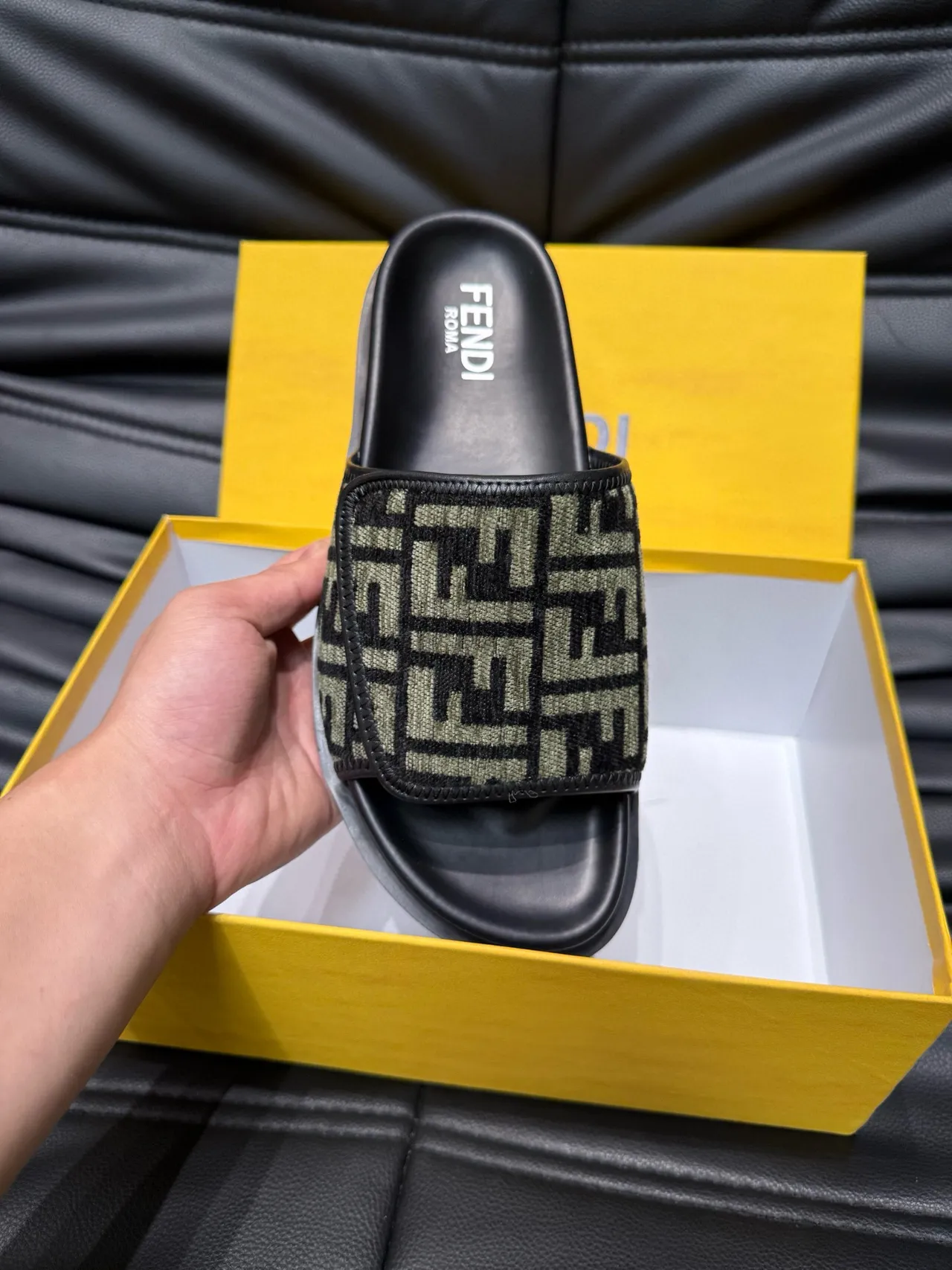 Fendi FF Slide Negro y Verde Oliva Monogram Chanclas 7