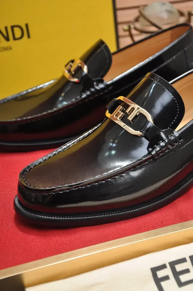 Fendi Horsebit Buckle Loafer Preto Dourado Couro Verniz Brilhante 2