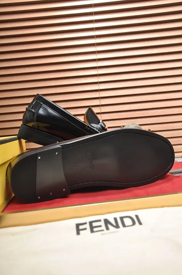 Fendi Horsebit Buckle Loafer Preto Dourado Couro Verniz Brilhante 3