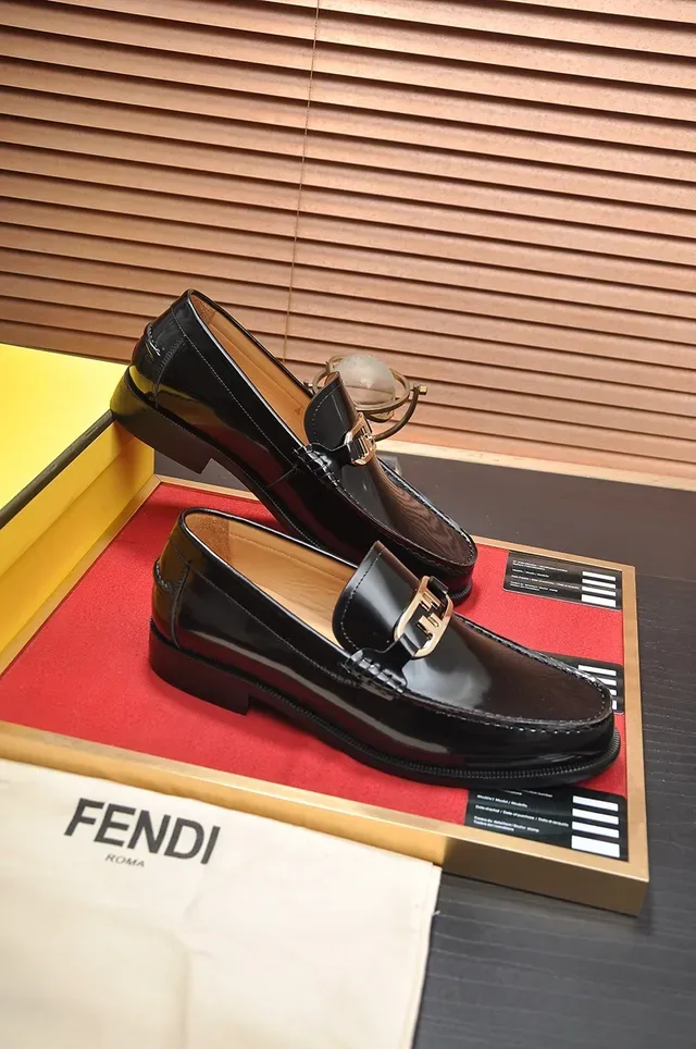 Fendi Horsebit Buckle Loafer Preto Dourado Couro Verniz Brilhante 4