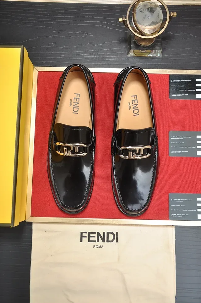 Fendi Horsebit Buckle Loafer Preto Dourado Couro Verniz Brilhante 5