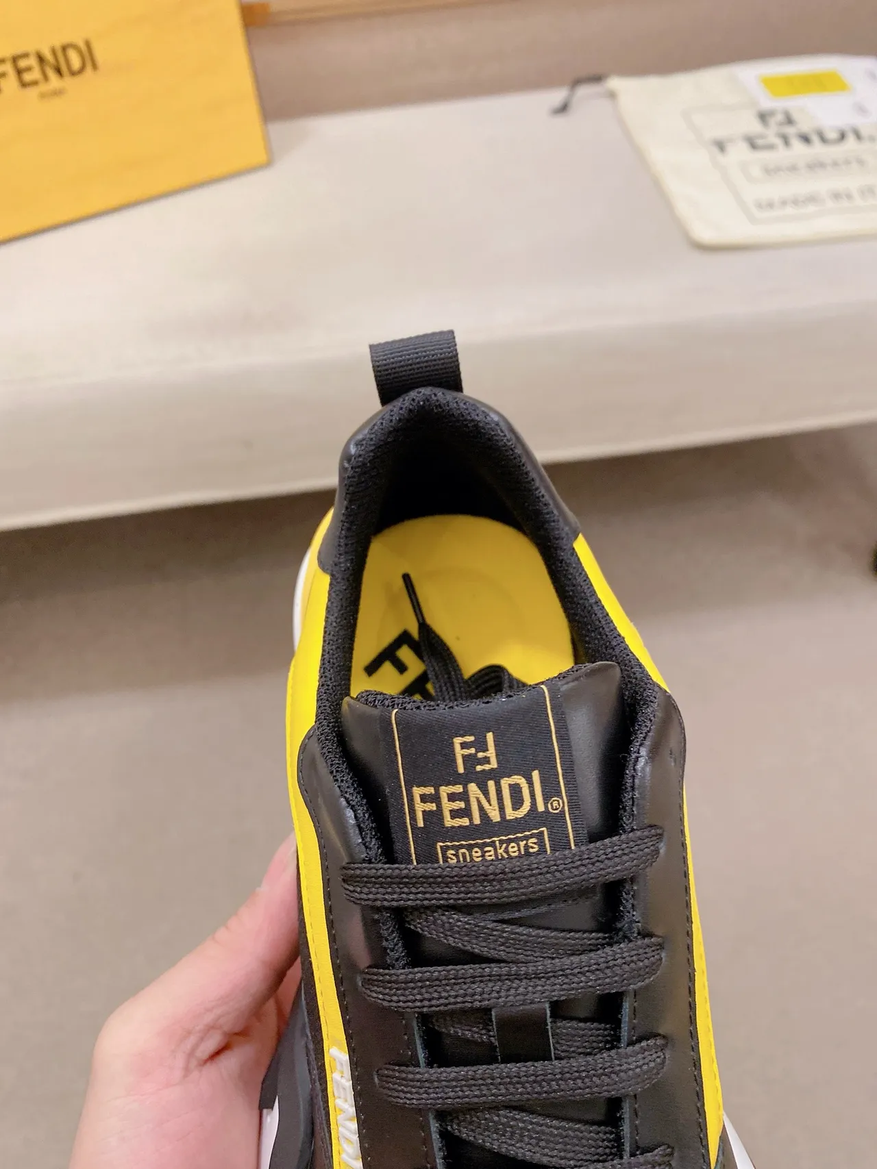 Fendi Lifestyle Sneaker Chaussures Noires Jaunes Maille Et Cuir Supérieur Semelle Sculptée Sneakers 4