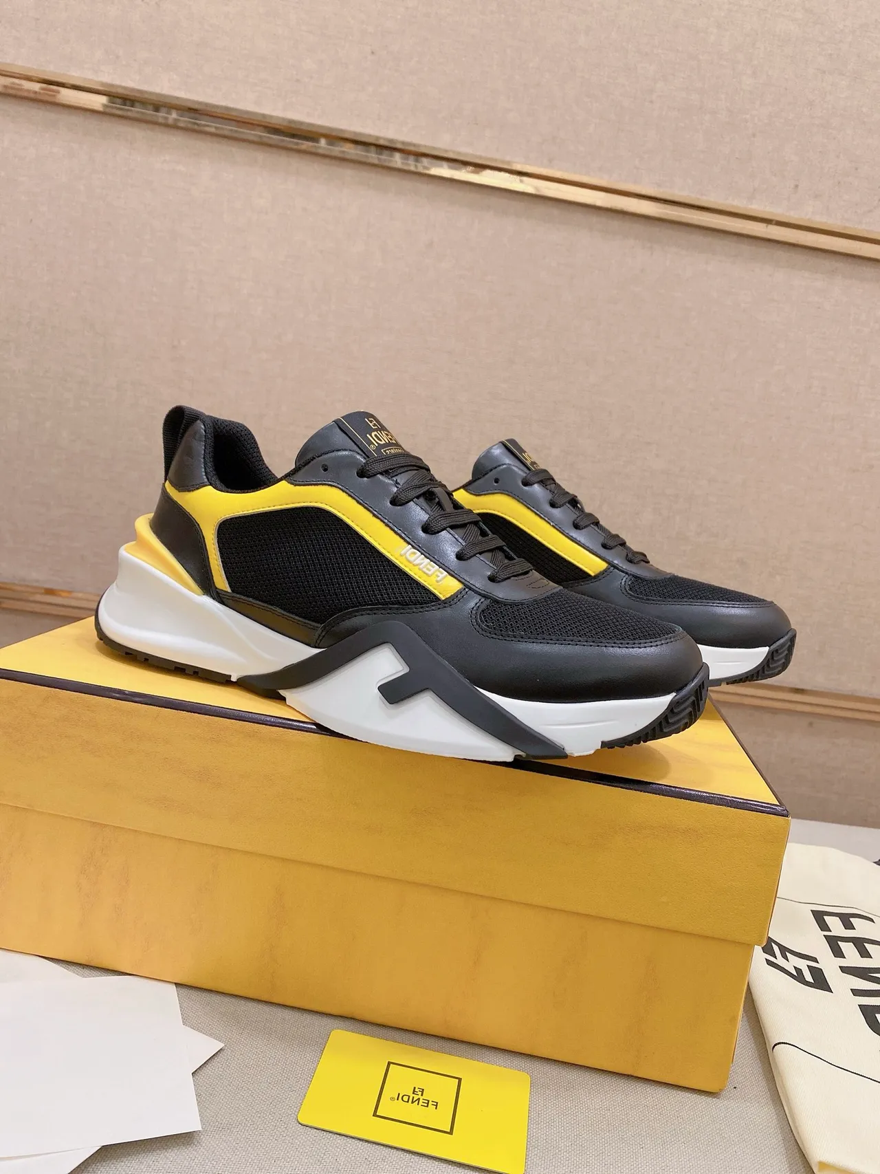 Fendi Lifestyle Sneaker Chaussures Noires Jaunes Maille Et Cuir Supérieur Semelle Sculptée Sneakers 5