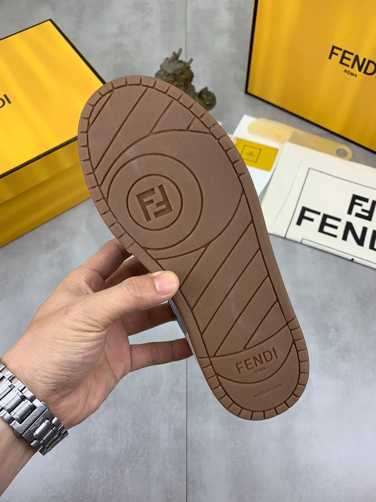 Fendi Lifestyle Sneaker Blanc Navy Design Overlay de Flamme Construction Multi-Panel Cuir-Suede Lifestyle Sneakers 2