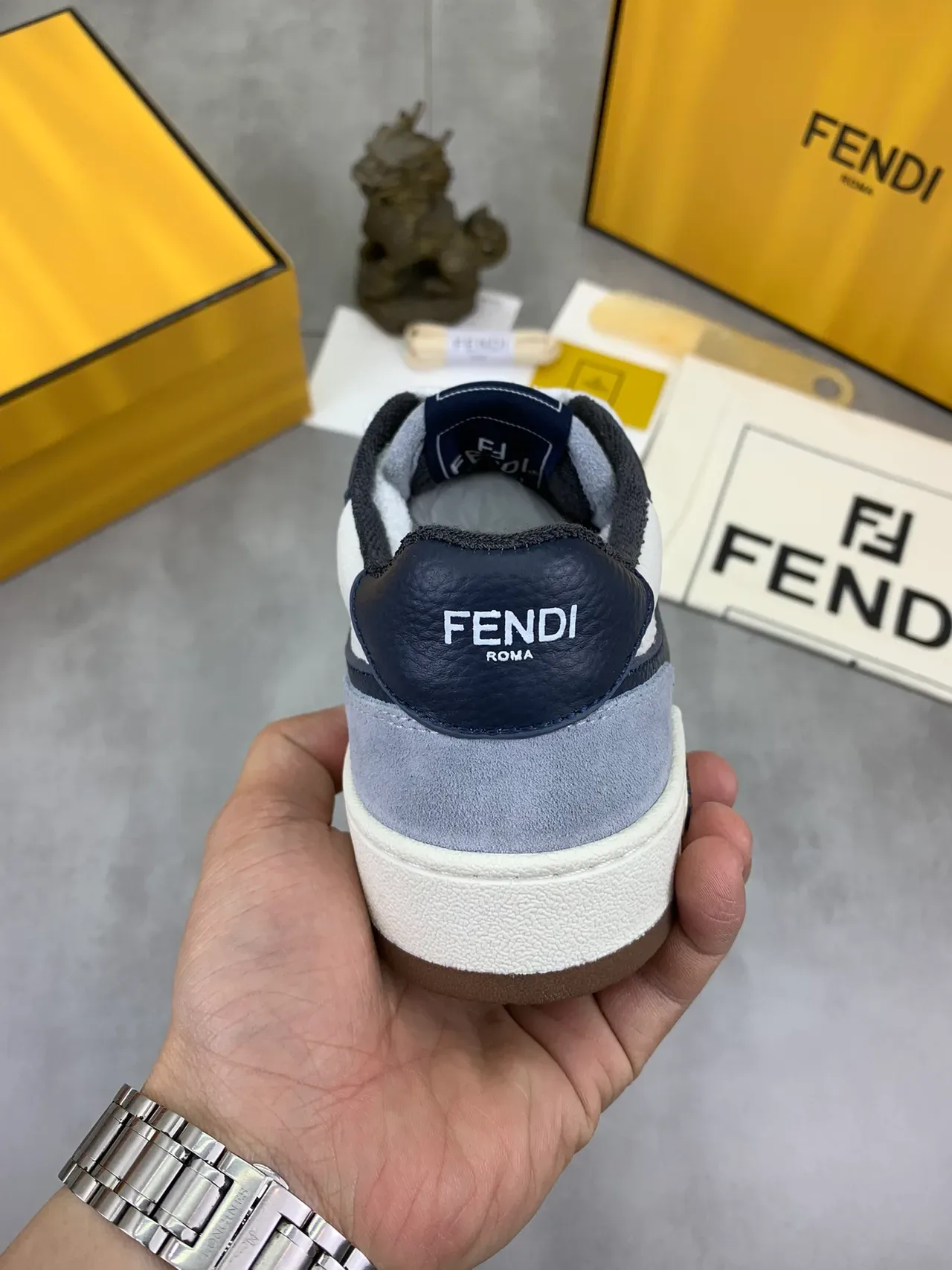 Fendi Lifestyle Sneaker Blanc Navy Design Overlay de Flamme Construction Multi-Panel Cuir-Suede Lifestyle Sneakers 3