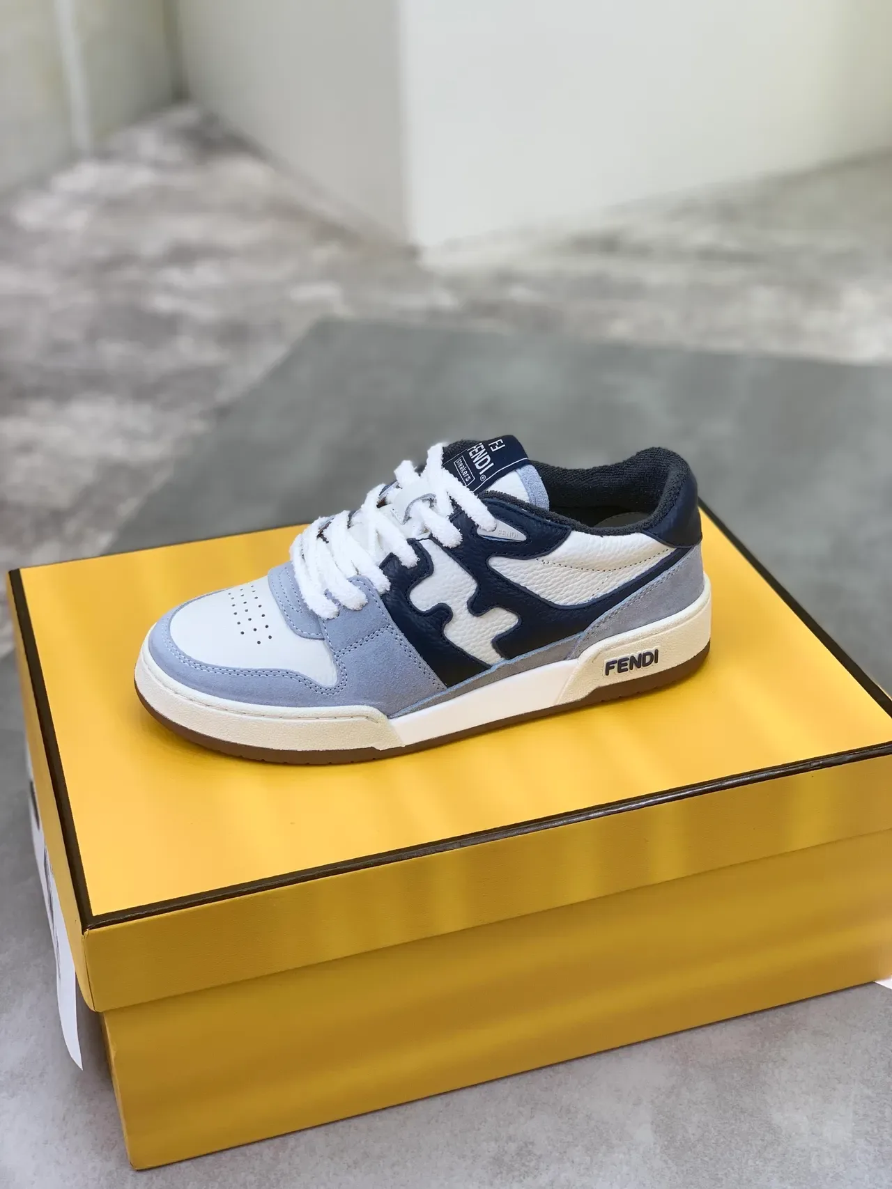 Fendi Lifestyle Sneaker Blanc Navy Design Overlay de Flamme Construction Multi-Panel Cuir-Suede Lifestyle Sneakers 4