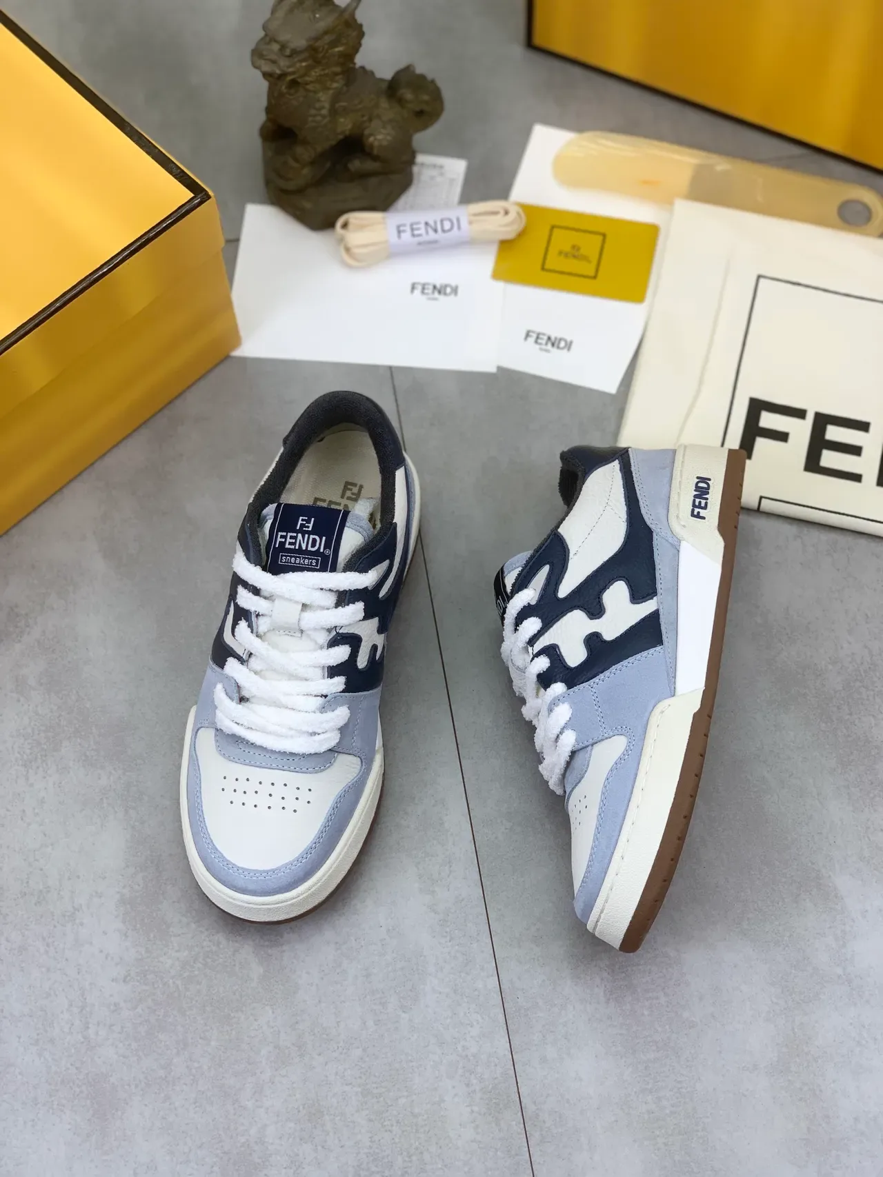 Fendi Lifestyle Sneaker Blanc Navy Design Overlay de Flamme Construction Multi-Panel Cuir-Suede Lifestyle Sneakers 5