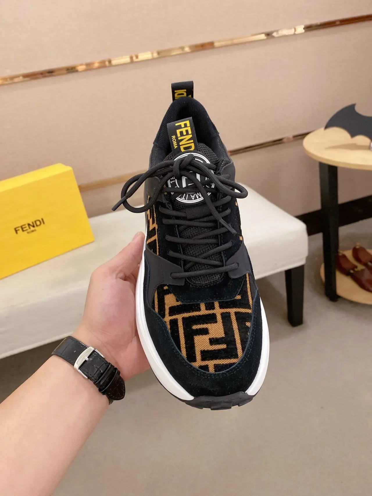Fendi Run Away Noir et Blanc FF Monogram Print Daim et Maille Supérieure Sneakers Lifestyle 2