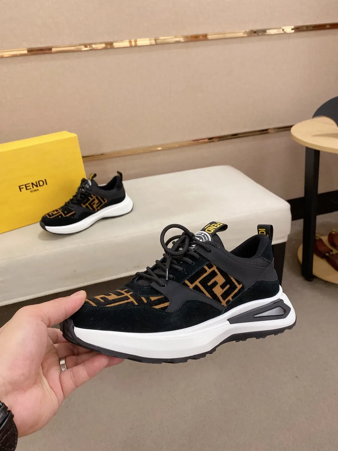 Fendi Run Away Noir et Blanc FF Monogram Print Daim et Maille Supérieure Sneakers Lifestyle 3
